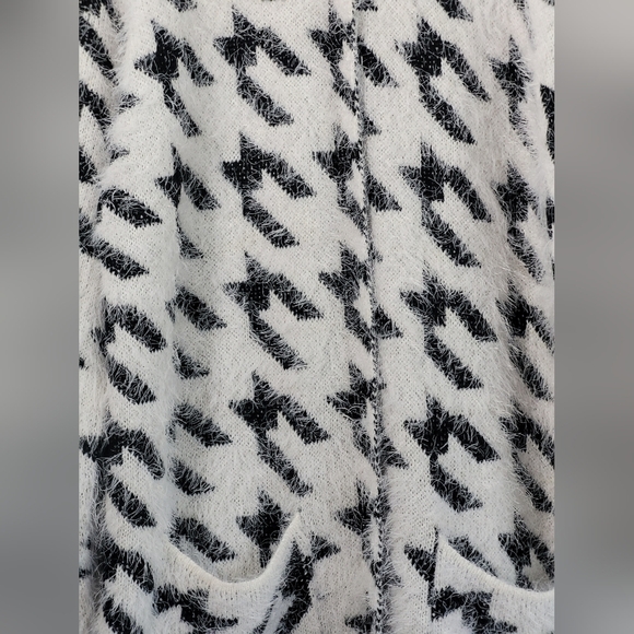 JANICE APPAREL Ladies Fuzzy Soft Textured Sweater Cardigan Houndstooth Like Patt - Picture 2 of 6